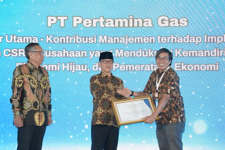 Mendes PDT Yandri Susanto menyerahkan penghargaan kepada Pertagas atas kontribusinya dalam mendukung pembangunan desa berkelanjutan.