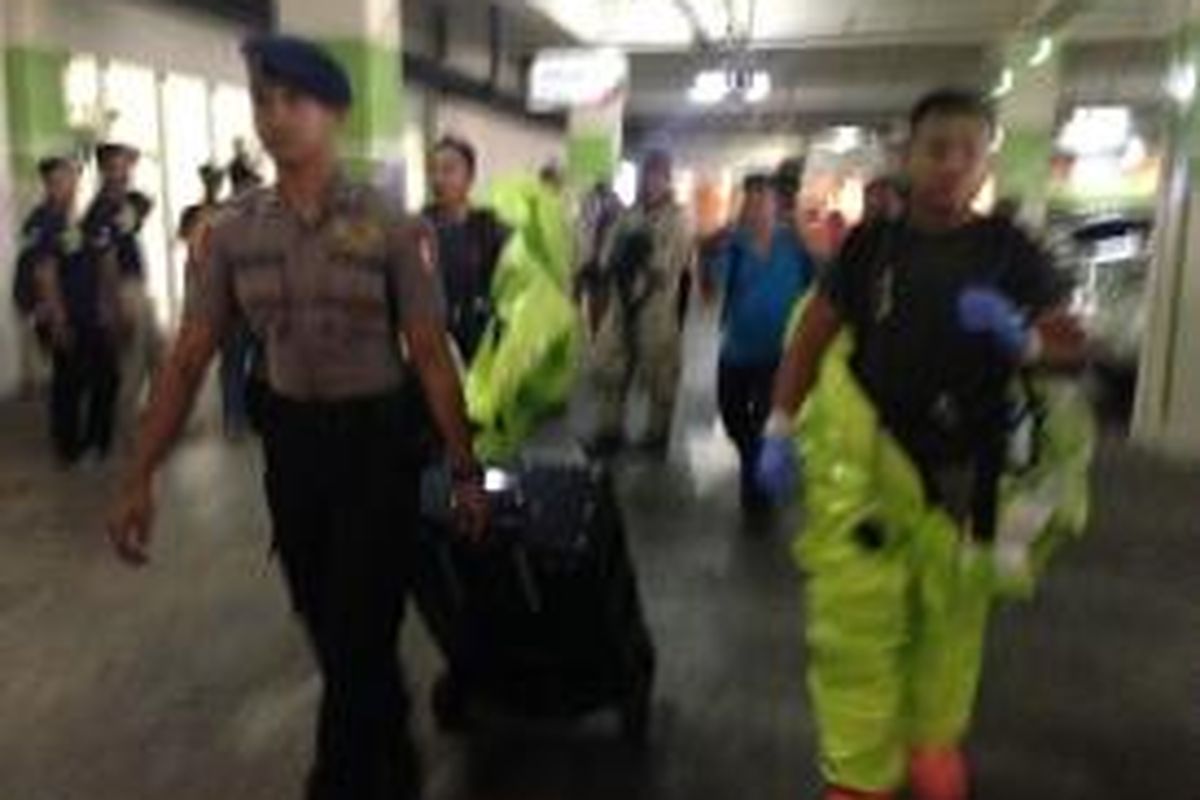 Tim Gegana Polda Metro Jaya masuki kantin karyawan Mal Alam Sutera, Tangerang, Rabu (28/10/2015) 