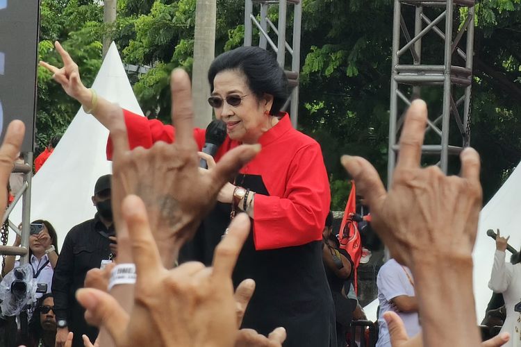 Ketua Umum PDI Perjuangan Megawati Soekarnoputri berorasi di hadapan ribuan massa pendukung Ganjar-Mahfud dalam kampanye akbar di Benteng Vastenberg, Solo, Jawa Tengah (Sabtu (10/2/2024).