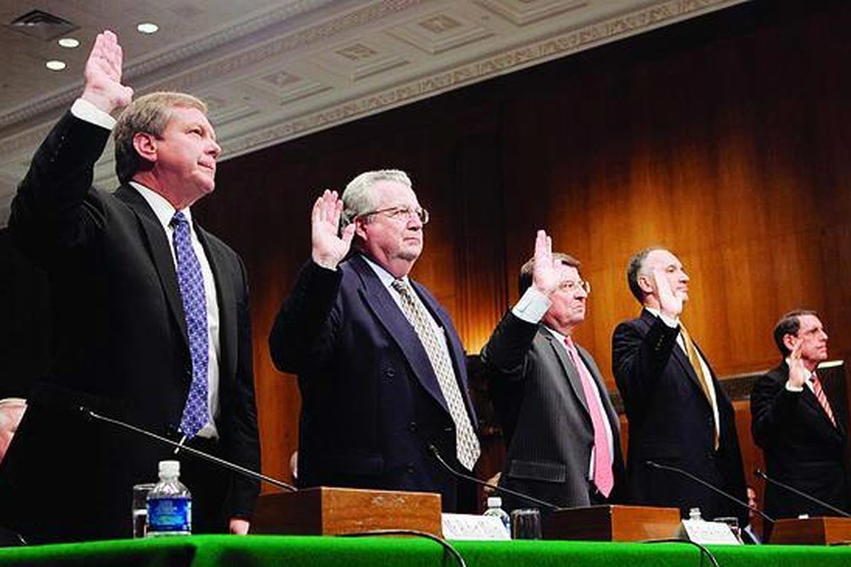 Para eksekutif perusahaan minyak Amerika Serikat, (kiri ke kanan) Robert A Malone (Ketua dan Presiden BP America Inc), John Hofmeister (President Shell Oil Company), Peter J Robertson (Wakil Ketua Dewan Direksi Chevron Corporation), John E Lowe (Wakil Presiden Eksekutif ConocoPhillips Company), dan J Stephen Simon (Wakil Presiden Senior ExxonMobil Corporation), dimintai keterangan oleh Senat AS di Capitol Hill, Washington DC, AS, Rabu (21/5), soal kenaikan harga minyak dan gas.  