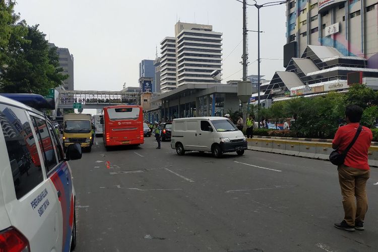 Beberapa kendaraan yang terjebak di Jl. MH Thamrin arah Monas dipaksa putar balik karena tidak dapat menembus kerumunan massa aksi yang berdemo di muka gedung Bawaslu, Jakarta Pusat, Jumat (10/5/2019) siang.
