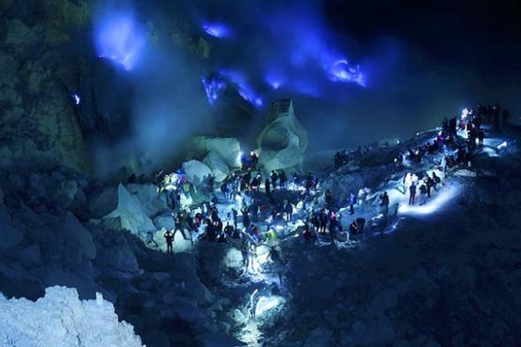 Wisatawan melihat Blue Fire atau api biru di dasar Kawah Gunung Ijen di Kabupaten Banyuwangi, Selasa (9/8/2016) pagi hari. Kabupaten Banyuwangi yang mempunyai julukan sebagai Sunrise of Java tersebut mempunyai sejumlah tempat wisata andalan pantai maupun pegunungan dan dikenal hingga mancanegara. 