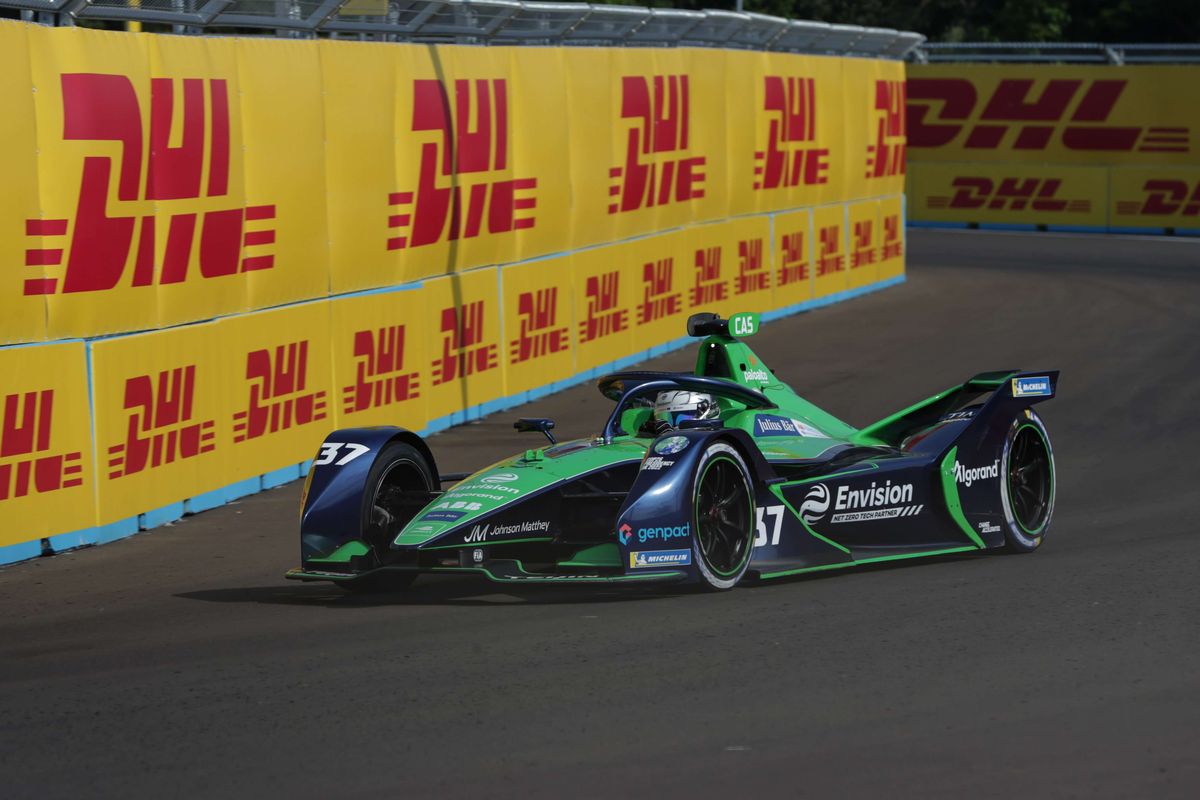 Pebalap Formula E Envision Racing, Nick Cassidy mengikuti sesi latihan bebas 2 di Jakarta International E-Prix Circuit (JIEC), Ancol, Jakarta, Sabtu (4/6/2022). Sebanyak 22 pebalap dari 11 tim akan mengikuti balapan Formula E.