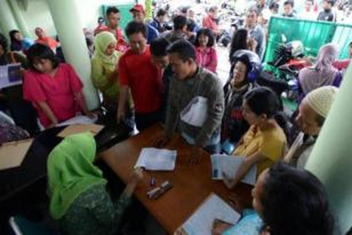 /Warga mengantre untuk mendaftar menjadi pemohon jaminan kesehatan nasional (JKN) di Badan Penyelenggara Jaminan Sosial (BPJS) Kesehatan, Depok, Jawa Barat, Selasa (7/1/2013).