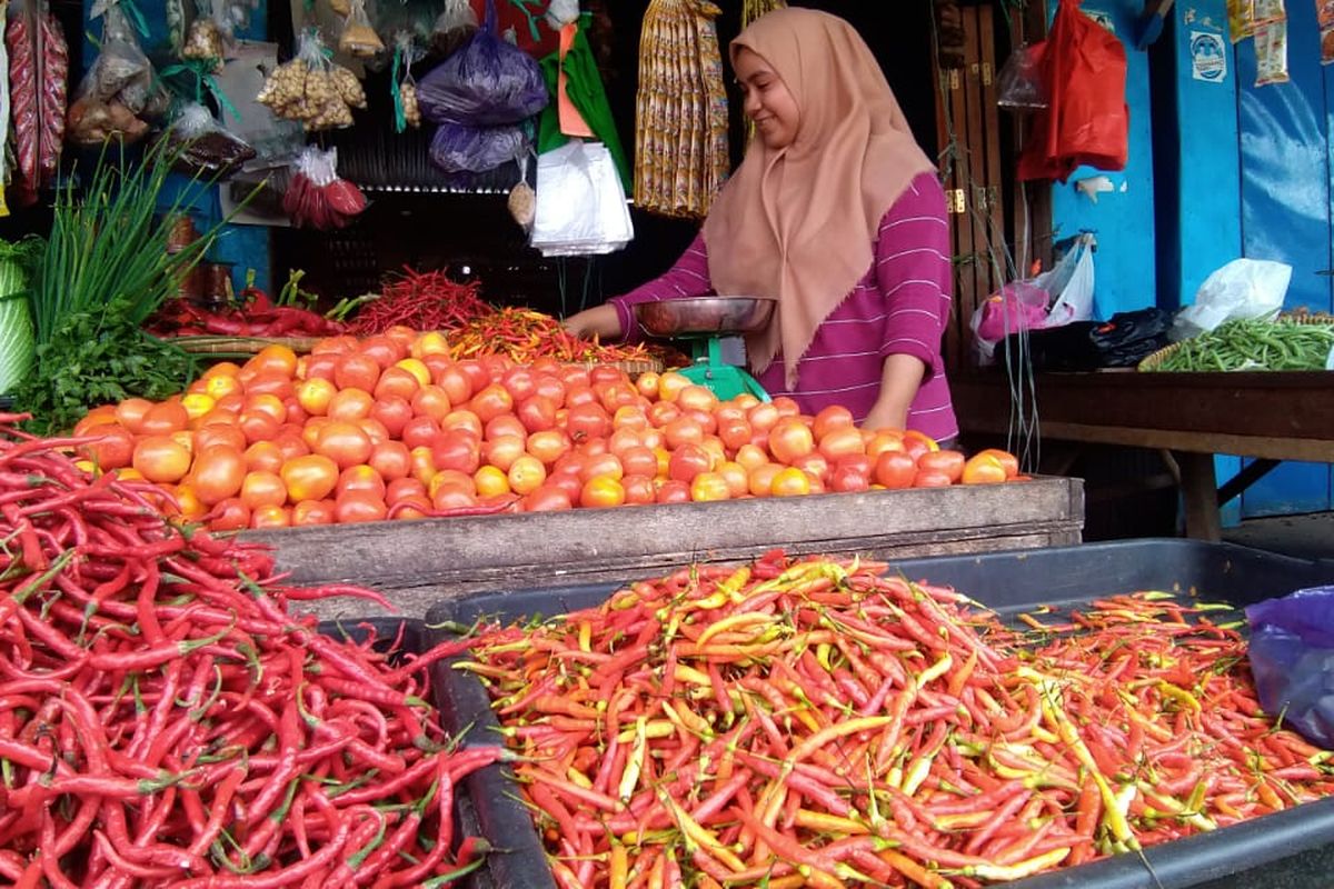 Pedagang sayur di pasar sentral Inhutani Nunukan Kaltara, Yuyun, mengaku konsumen jarang yang membeli kiloan sejak harga naik menjadi Rp 100.000 per kg. Ibu ibu dan penjual kuliner mencampur cabai keriting dalam olahan makanan berbahan sambel mereka