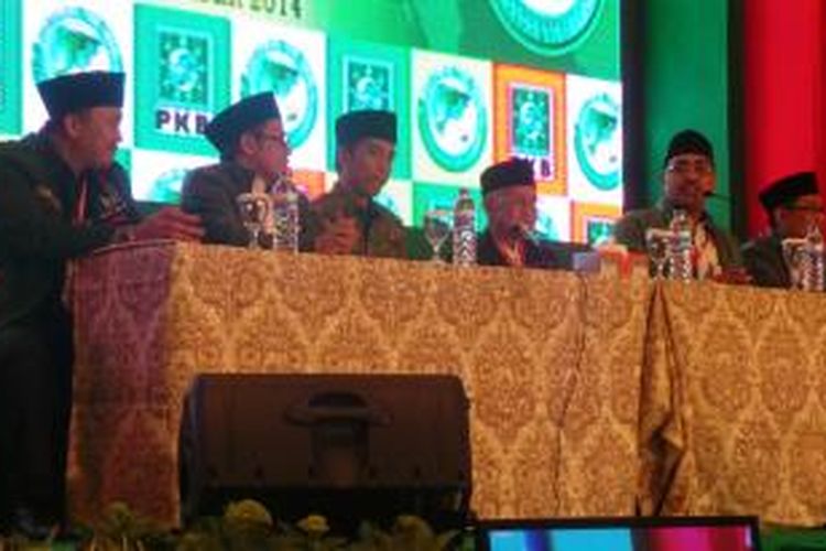 Ketua Umum Partai Kebangkitan Bangsa Muhaimin Iskandar (dua dari kiri) dan presiden terpilih Joko Widodo (tiga dari kiri) menghadiri Muktamar PKB di Surabaya, Minggu 931/8/2014) malam. 