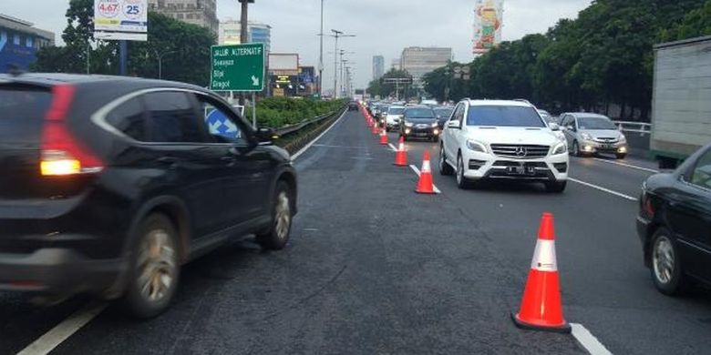 PT Jasa Marga (Persero) Tbk memberlakukan pengaturan lalu lintas contraflow Cawang-Semanggi, Jakarta, Senin (13/2/2017).