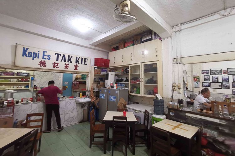 Salah satu kedai kopi tertua di Jakarta berada di kawasan Petak Sembilan.