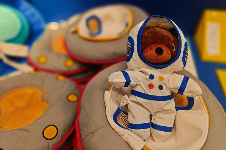IKEA merilis koleksi permainan bertema luar angkasa yang dinamai Aftonsparv