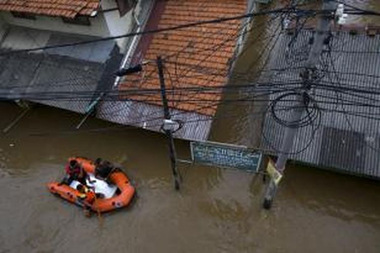 Luapan Kali Ciliwung menggenangi RT 001 RW 07 Kelurahan Cililitan, Kramat Jati, Jakarta Timur, Minggu (19/1/2014). KOMPAS/AGUS SUSANTO