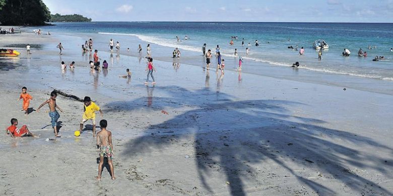 Anak-anak bermain bola di tepi Pantai Natsepa, Kabupaten Maluku Tengah, Maluku, Sabtu (22/6/2013). Pantai Natsepa merupakan salah satu lokasi wisata di Kota Ambon dan Maluku Tengah yang banyak dikunjungi, terutama saat liburan sekolah.