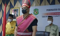  Kenakan Pakaian Adat Toba, Walkot Bobby Sampaikan Pesan Ini