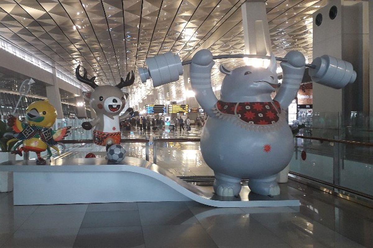 Ornamen Asian Games 2018 di area Bandara Soekarno - Hatta, Cengkareng, Banten. 