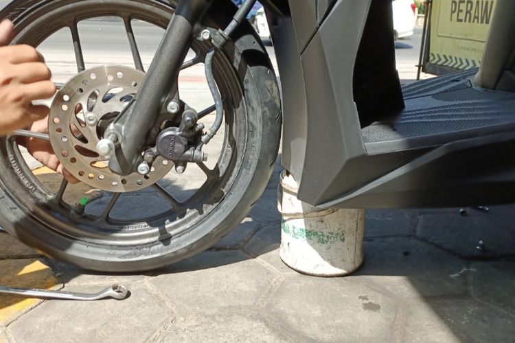 Ban Tubeless Bocor, Apakah Motor Aman Pakai Ban Dalam?