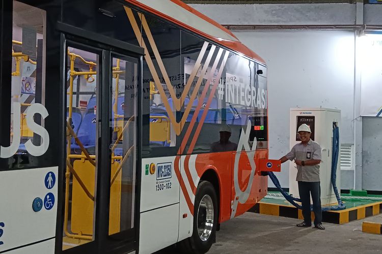 PT Mayasari Bakti resmikan 30 unit bus listrik dan SPKLU di pool Cibubur