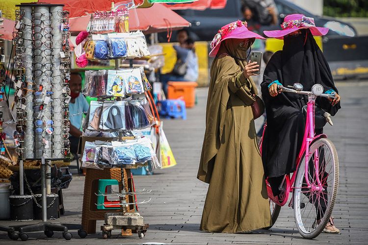 Pengunjung bermain sepeda di kawasan Kota Tua, Jakarta, Kamis (20/8/2020). Liburan Tahun Baru Islam 1442 H, dimanfaatkan warga Jakarta untuk berkunjung ke sejumlah tempat wisata termasuk kawasan Kota Tua.