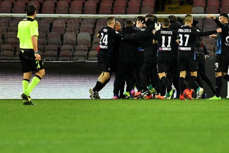 Para pemain Atalanta merayakan gol Mattia Caldara ke gawang Napoli pada pertandingan Serie A di Stadion San Paolo, Sabtu (25/2/2017).