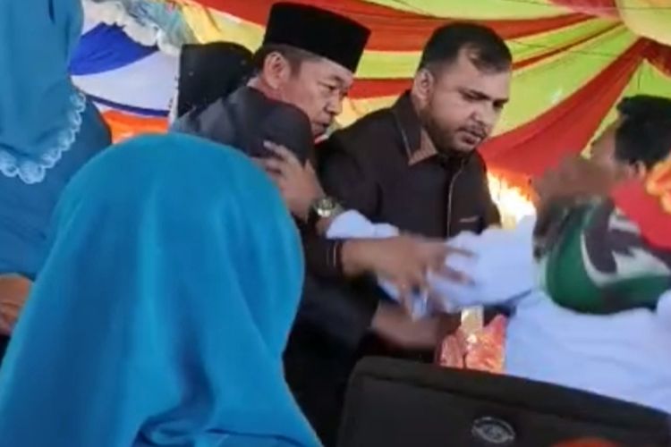 Tangkapan layar video viral Bupati Rohil Afrizal Sintong dan Wakilnya, Sulaiman terlibat pertengkaran pada acara pelantikan Penghulu di Kecamatan Pekaitan, Kabupaten Rokan Hilir, Riau, Kamis (1/2/2024).