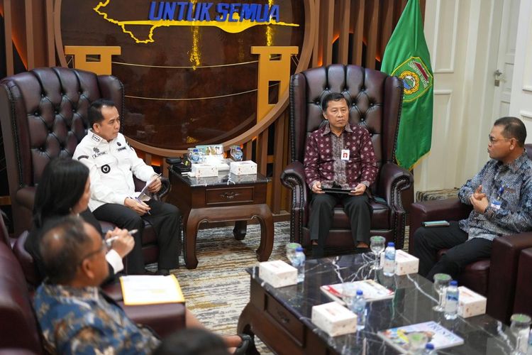 Penjabat (Pj) Gubernur Sumatera Selatan (Sumsel) Agus Fatoni saat menerima audiensi dari Otoritas Jasa Keuangan (OJK) Regional 7 Sumbagsel dan Perwakilan Bank Indonesia (BI) Sumsel di Kantor Gubernur Sumsel, Palembang, Jumat (16/2/2024).