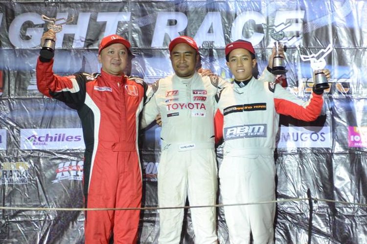Pembalap Honda Racing Indonesia, Alvin Bahar, mempertahankan gelar juara ISSOM Night Race. 