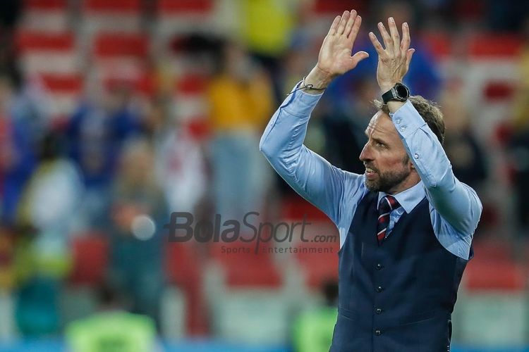 Pelatih timnas Inggris Gareth Southgate memberi tepuk tangan kepada para fans seusai kemenangan atas Kolombia di babak 16 besar Piala Dunia 2018 di Stadion Spartak, Moskow, pada 3 Juli 2018.