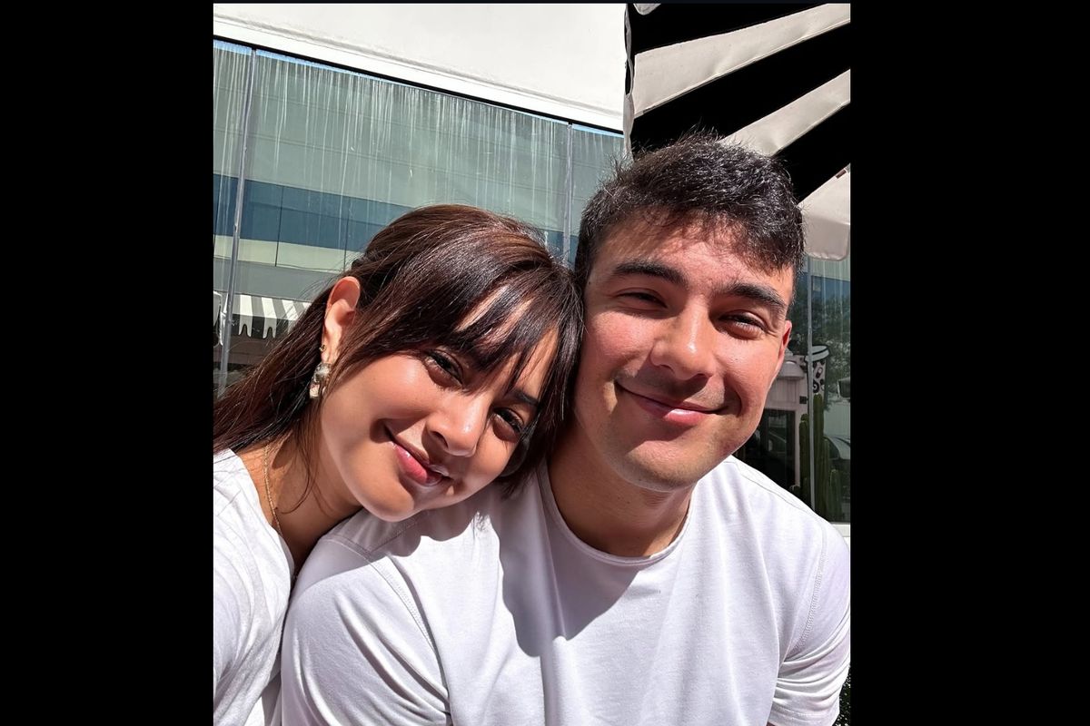 Aktris Aurelie Moeremans dan suaminya, Tyler Bigenho, berpose dalam salah satu foto yang diunggah di akun Instagram @aurelie.