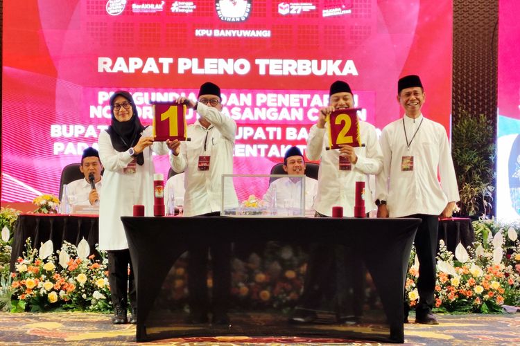 Ipuk-Muji dengan nomor urut satu dan Gus Makki-Ali Ruchi dengan nomor urut dua saat mengambil nomor pengundian di Hotel El Royal pada Senin (23/9/2023).