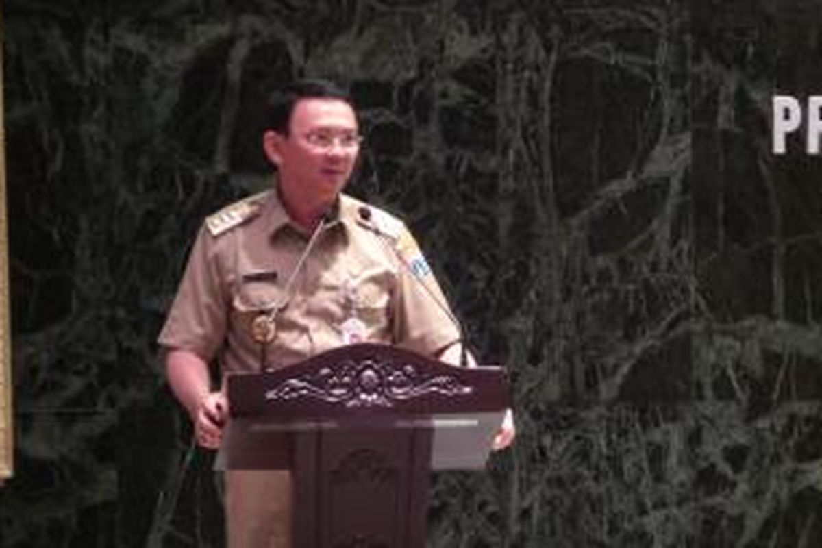 Gubernur DKI Jakarta Basuki Tjahaja Purnama saat meluncurkan tiga layanan terbaru BPTSP DKI, di Balai Agung, Balai Kota, Selasa (12/1/2016).
