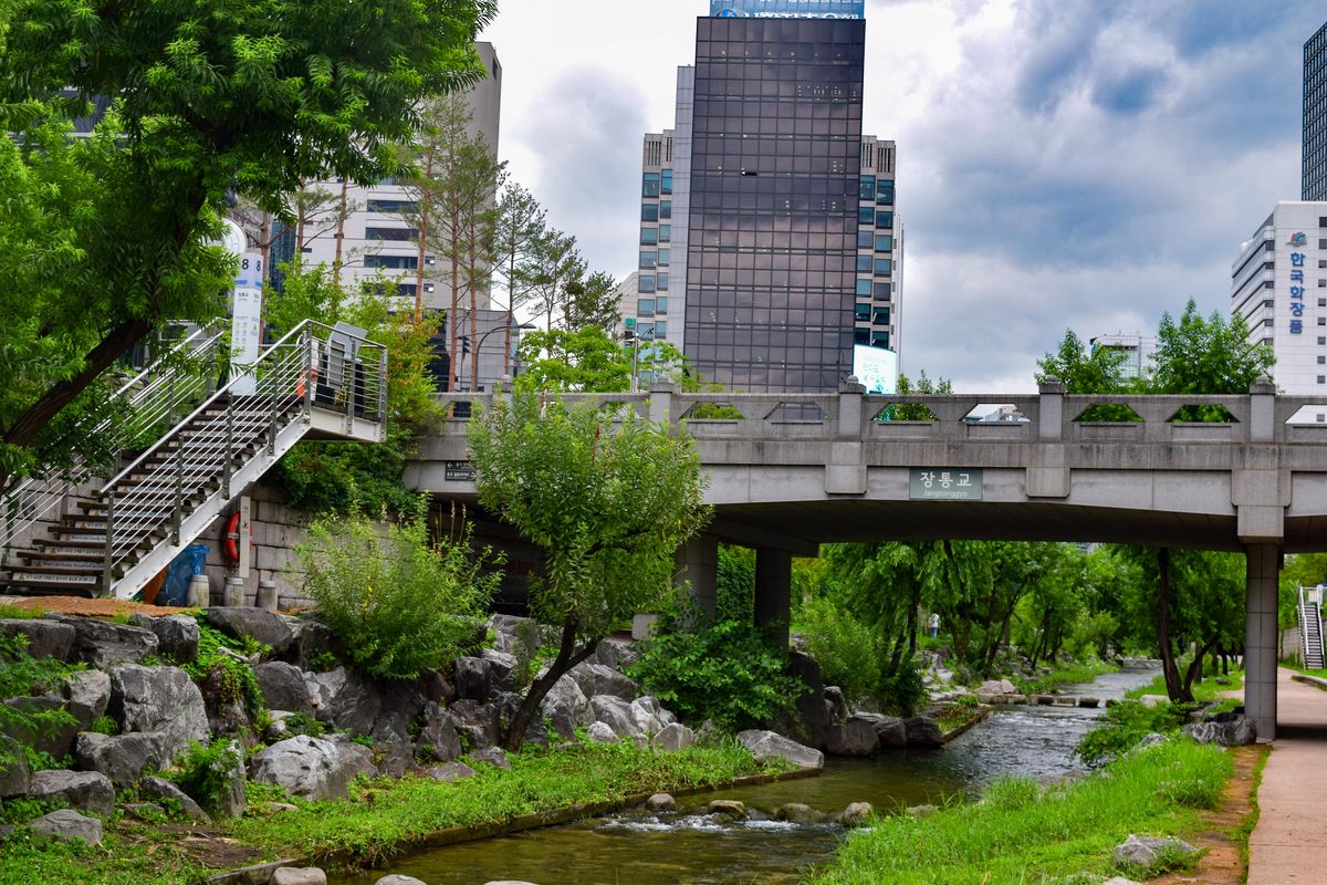 Sungai Cheonggyecheon sepanjang 11 km di pusat kota Seoul, Korea Selatan. 