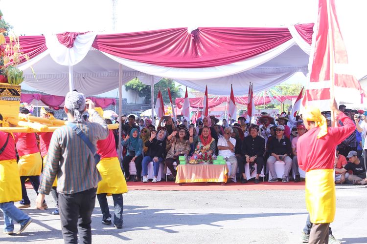  Wali kota Semarang Hevearita Gunaryanti Rahayu membuka pawai Gebyar 10 Program Pokok PKK Semarang putaran ke-9.