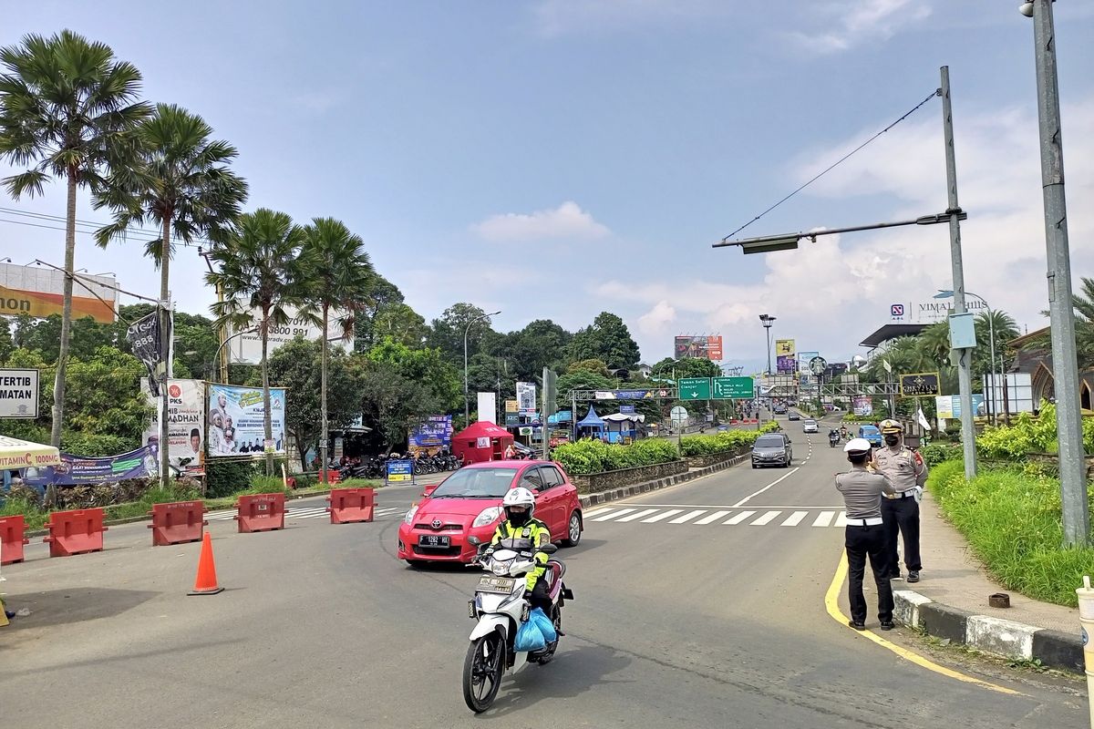 Sejumlah pengendara sedang melintasi Jalur Puncak Bogor, Jawa Barat, Minggu (24/4/2022).