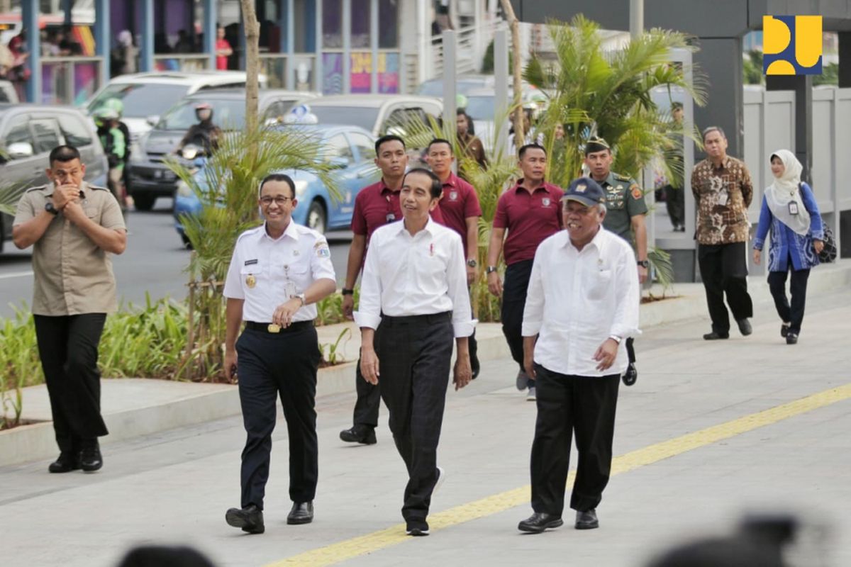 Presiden Joko Widodo didampingi Menteri PUPR Basuki Hadimuljono dan Gubernur DKI Jakarta Anies Baswedan saat meninjau trotoar di Jalan Sudirman-Thamrin, Jakarta, Kamis (2/8/2018).