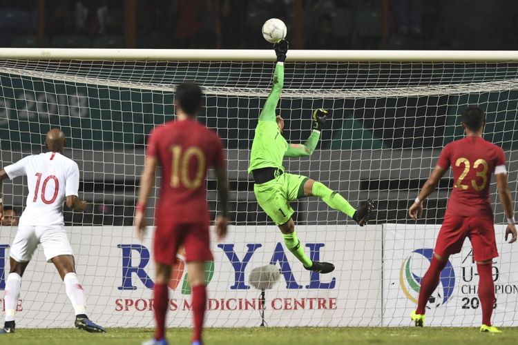 Kiper Timnas Indonesia Muhammad Ridho menepis bola yang ditendang oleh pesepak bola Timnas Hong Kong dalam laga International Friendly Match di Stadion Wibawa Mukti, Cikarang, Bekasi, Jawa Barat, Selasa (16/10/2018).  Pertandingan tersebut berakhir imbang dengan skor 1 - 1. ANTARA FOTO/Hafidz Mubarak A/wsj.