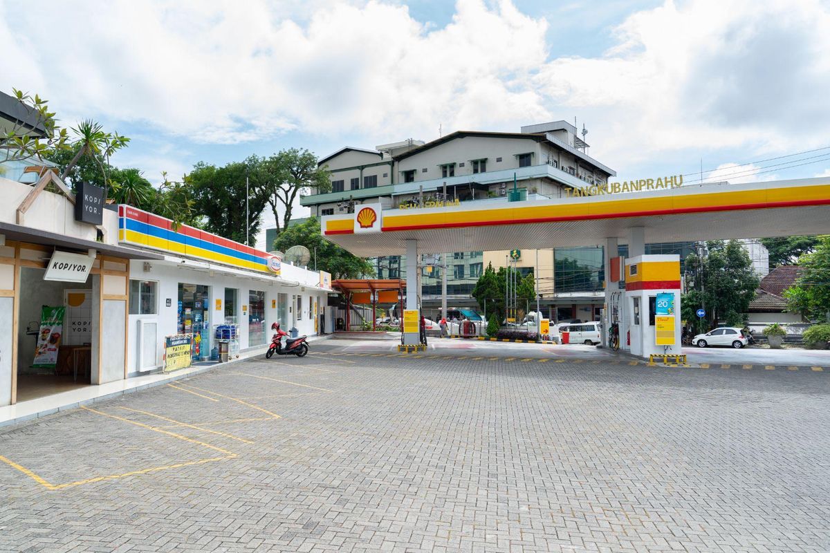 NFR di SPBU Shell Kawi, Malang, di antaranya minimarket dan kedai kopi.