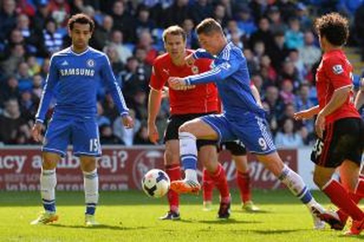 Penyerang Chelsea, Fernando Torres (kedua dari kanan), mengontrol bola sebelum membobol gawang Cardiff City, pada laga Premier League, di Cardiff City Stadium, Minggu (11/5/2014).