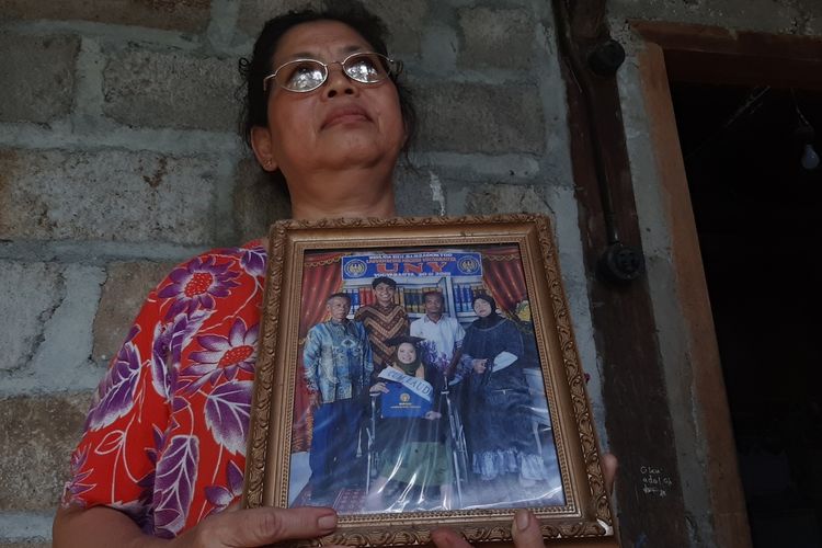 Sri Hariyani ibu dari Oktaviani menunjukkan Foto Saat Wisuda Senin (3/2/2020)