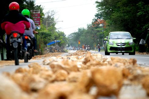 Kejar Mudik H-10 Lebaran, Jalan Raya Grobogan Dibetonisasi 