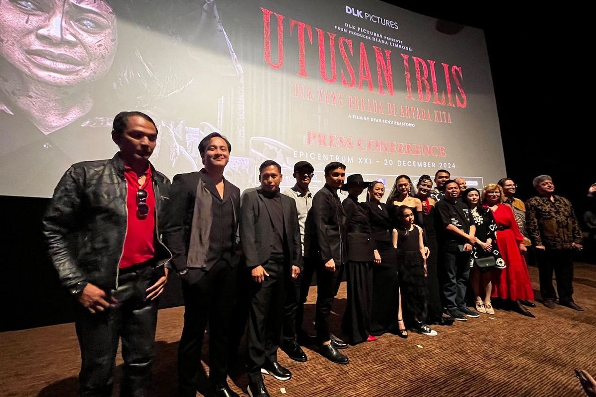 Deretan pemain film Utusan Iblis dalam konferensi pers di XXI Epicentrum Kuningan, Jakarta Selatan, Jumat (20/12/2024).