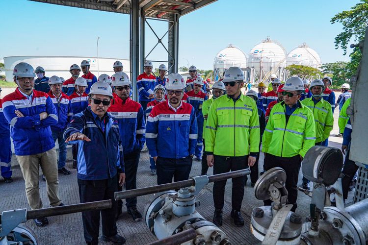 Dirut Pertamina Patra Niaga Tinjau Terminal LPG di Makassar, Pastikan Layanan Berjalan Prima