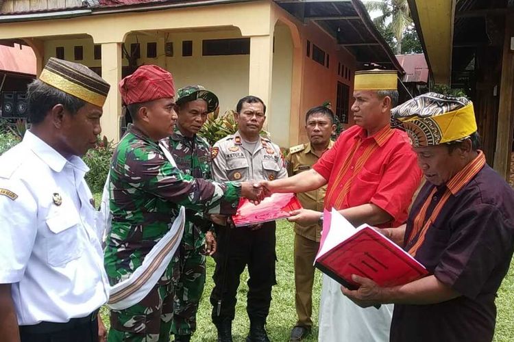 Prosesi pemberian hibah tanah juga dilaksanakan prosesi adat penerimaan Letkol CZI Zaenal Arifin, sebagai anggota keluarga besar Tongkonan Saku di Lembang Sumalu, Kecamatan Rantebua, Kabupaten Toraja Utara, Sulawesi Selatan, Senin (09/03/2020)