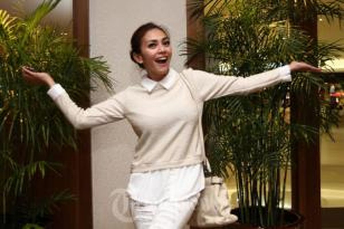 Pemain sinetron Masayu Anastasia saat menghadiri acara gala premier film Dejavu di XXI Senayan City, Jakarta Pusat, Selasa (19/5/2015). Masayu selalu berolahraga untuk menjaga kondisi badannya agar tetap fit.