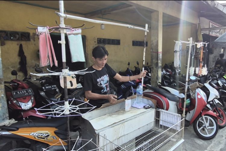 Stok Ludes Terjual dalam Sehari, Pedagang Masker di Stasiun Depok Lama Tak Jualan Hari Ini