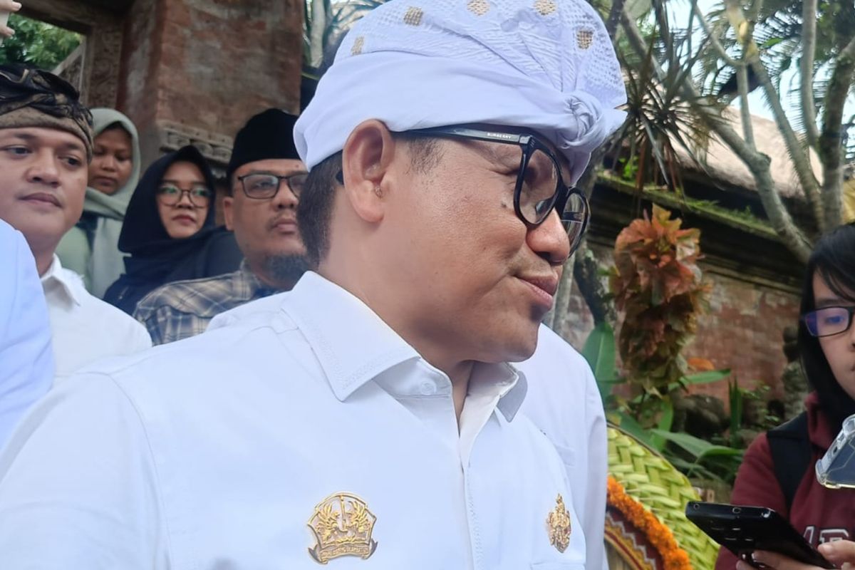 Menteri Koordinator Bidang Pemberdayaan Masyarakat (Menko PM) Muhaimin Iskandar atau Gus Imin saat berbicara kepada awak media di Kabupten Gianyar, Bali, pada Kamis (26/6/2025). KOMPAS.com/ Yohanes Valdi Seriang Ginta