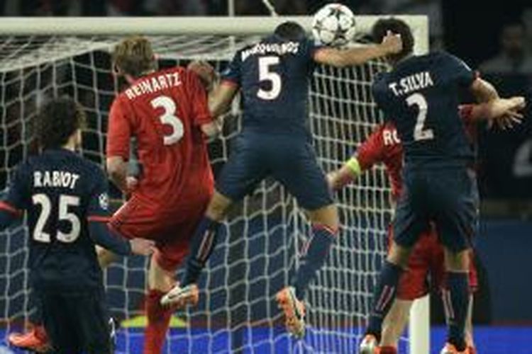 Bek Paris Saint-Germain, Marquinhos (nomor lima), menyundul bola masuk gawang Bayer Leverkusen, pada pertandingan leg kedua 16 besar Liga Champions, di Parc des Princes, Rabu (12/3/2014).