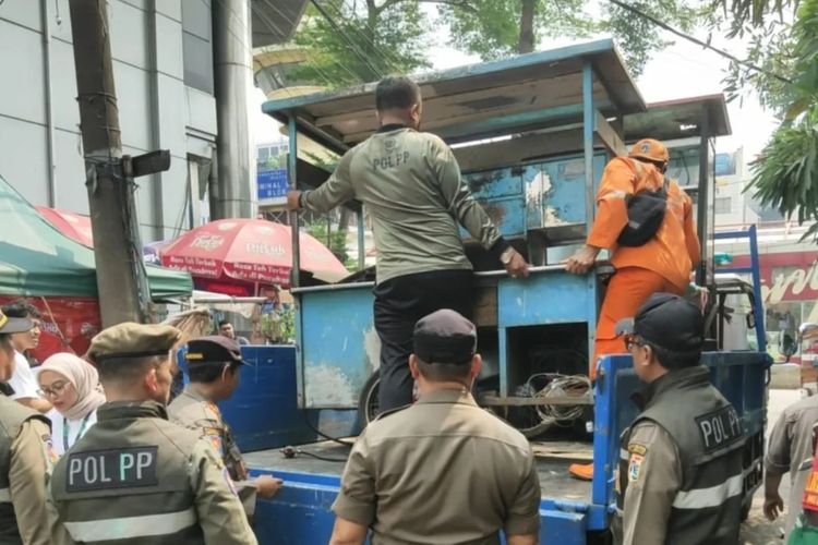 Satpol PP Sikat 9 PKL di Blok M, Gerobak dan Boks Minuman Diangkut
