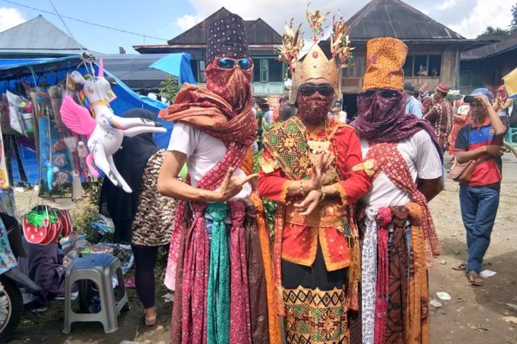 Peserta tradisi Sekura pesta topeng di Lampung Barat, Provinsi Lampung yang dilaksanakan satu tahun sekali pada bulan Syawal. Selasa, Bandarlampung, (3/5/2022). (ANTARA/HO)