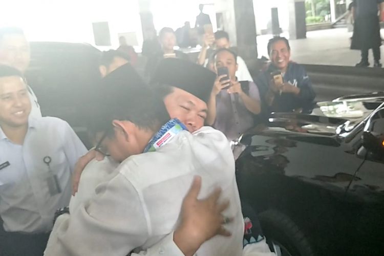 Wakil Gubernur DKI Jakarta Sandiaga Uno memeluk Kepala Dinas Perhubungan Andri Yansyah di hari terakhir sebagai wagub, Balai Kota, Jumat (10/8/2018). 