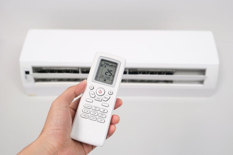 Ilustrasi pendingin ruangan atau AC (air conditioner), menyalakan AC.