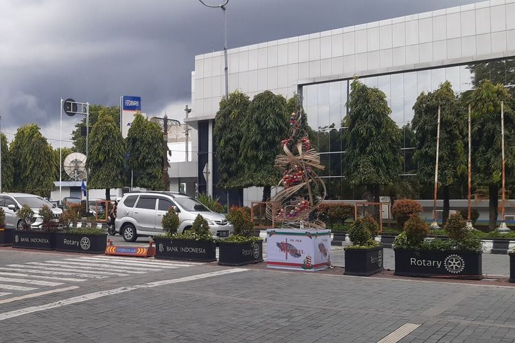 Pohon Natal terpasang di Jalan Jenderal Sudirman, Solo, Jawa Tengah, Kamis (1/12/2022).
