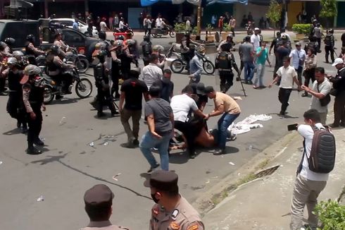 Polisi Bubarkan Paksa Massa yang Demo Tolak Harga BBM di DPRK Aceh Barat